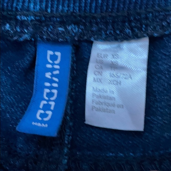 H&M dark wash denim shorts 🤎 - Picture 3 of 3